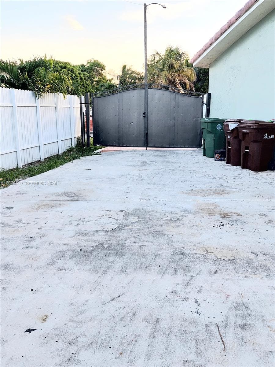 3941 E 9th Ln # 0, Hialeah, FL 33013 — zdjęcie 3
