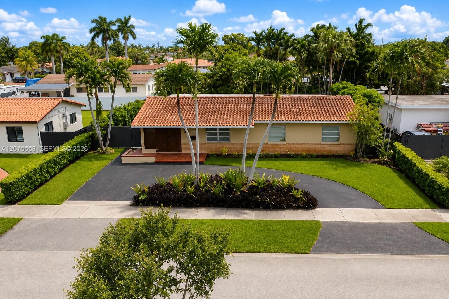 3115 Village Green Dr, Miami, FL 33175 — zdjęcie 2