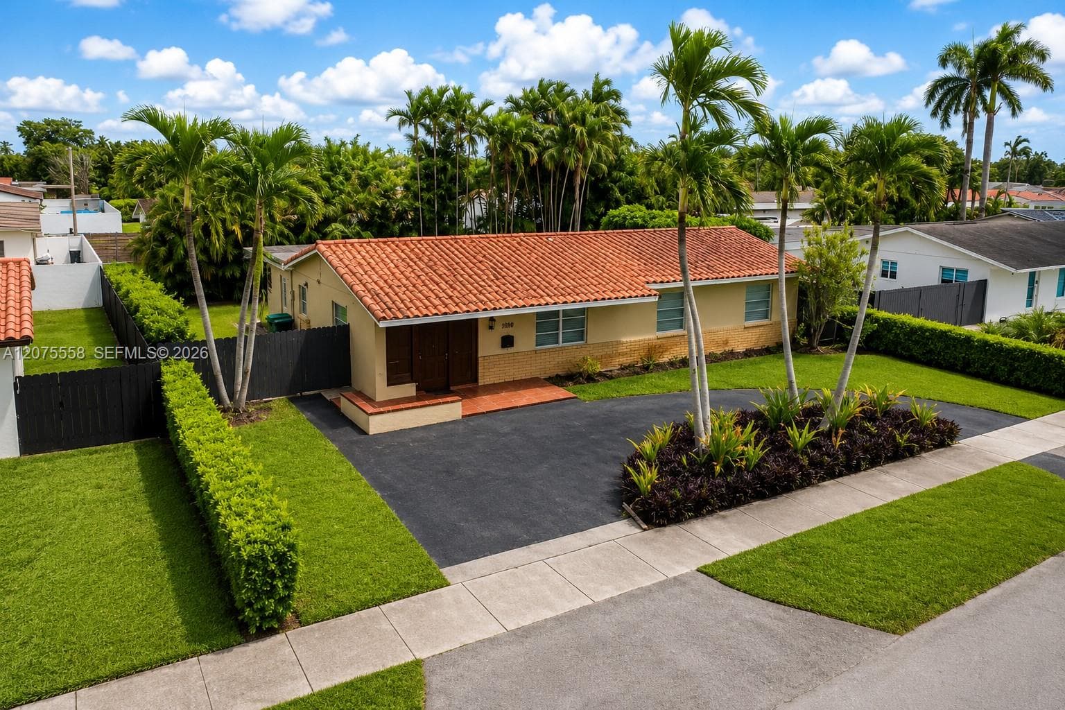 3115 Village Green Dr, Miami, FL 33175 — zdjęcie 3