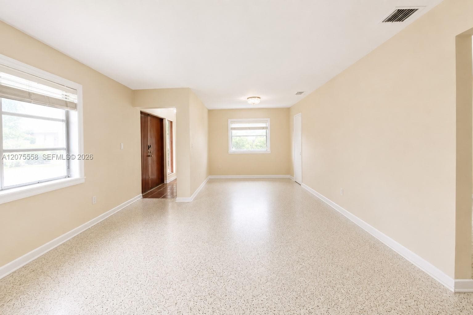 3115 Village Green Dr, Miami, FL 33175 — zdjęcie 5