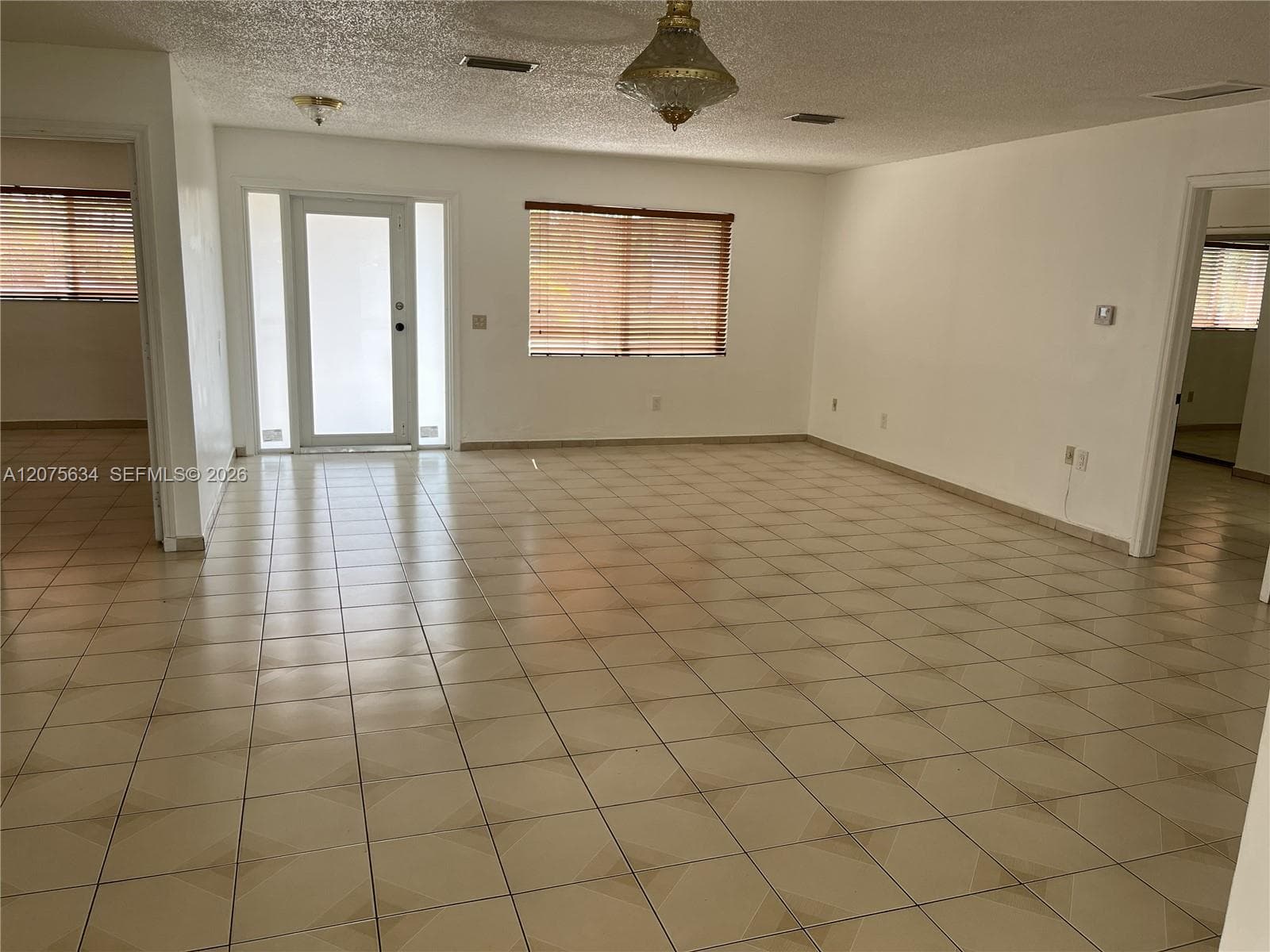 18105 NW 81st Ct, Hialeah, FL 33015 — zdjęcie 2