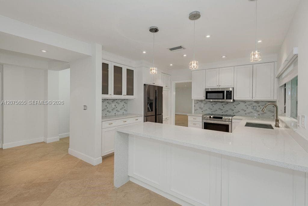 6931 Loch Ness Dr, Miami Lakes, FL 33014 — zdjęcie 5