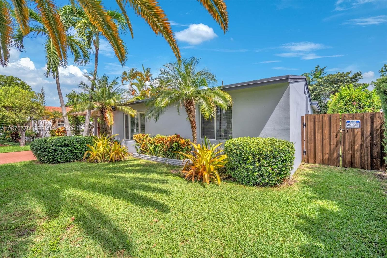 907 NE 5th St, Hallandale Beach, FL 33009 — zdjęcie 2