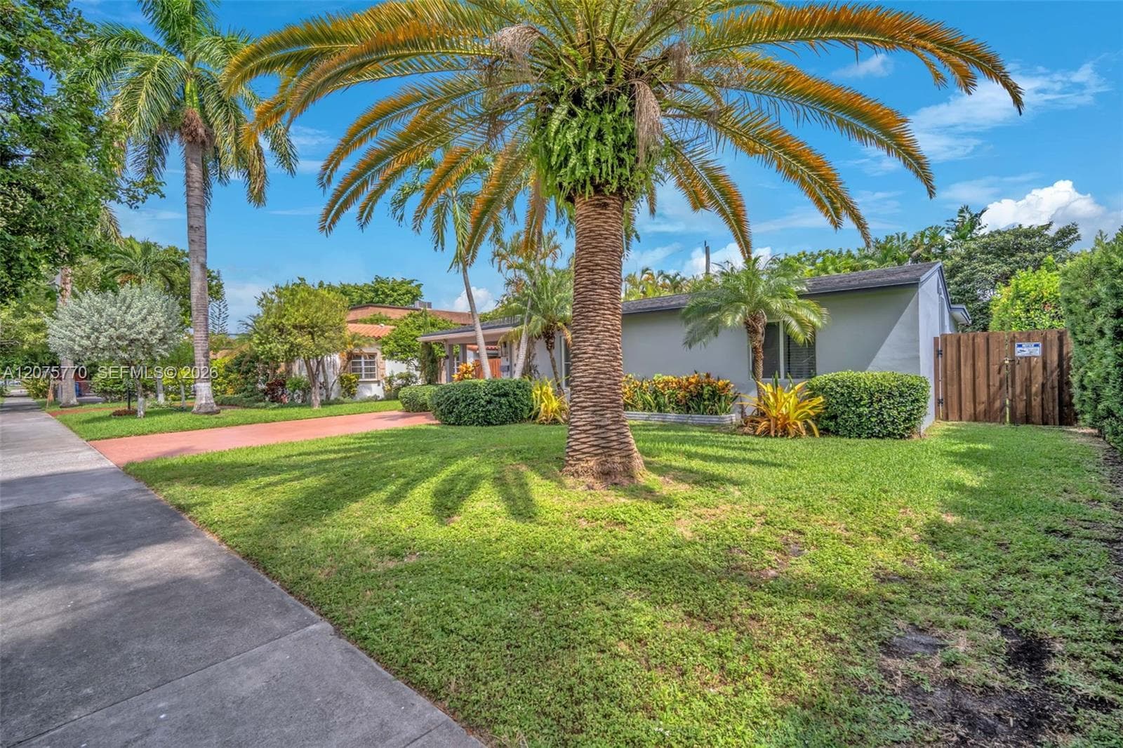 907 NE 5th St, Hallandale Beach, FL 33009 — zdjęcie 3