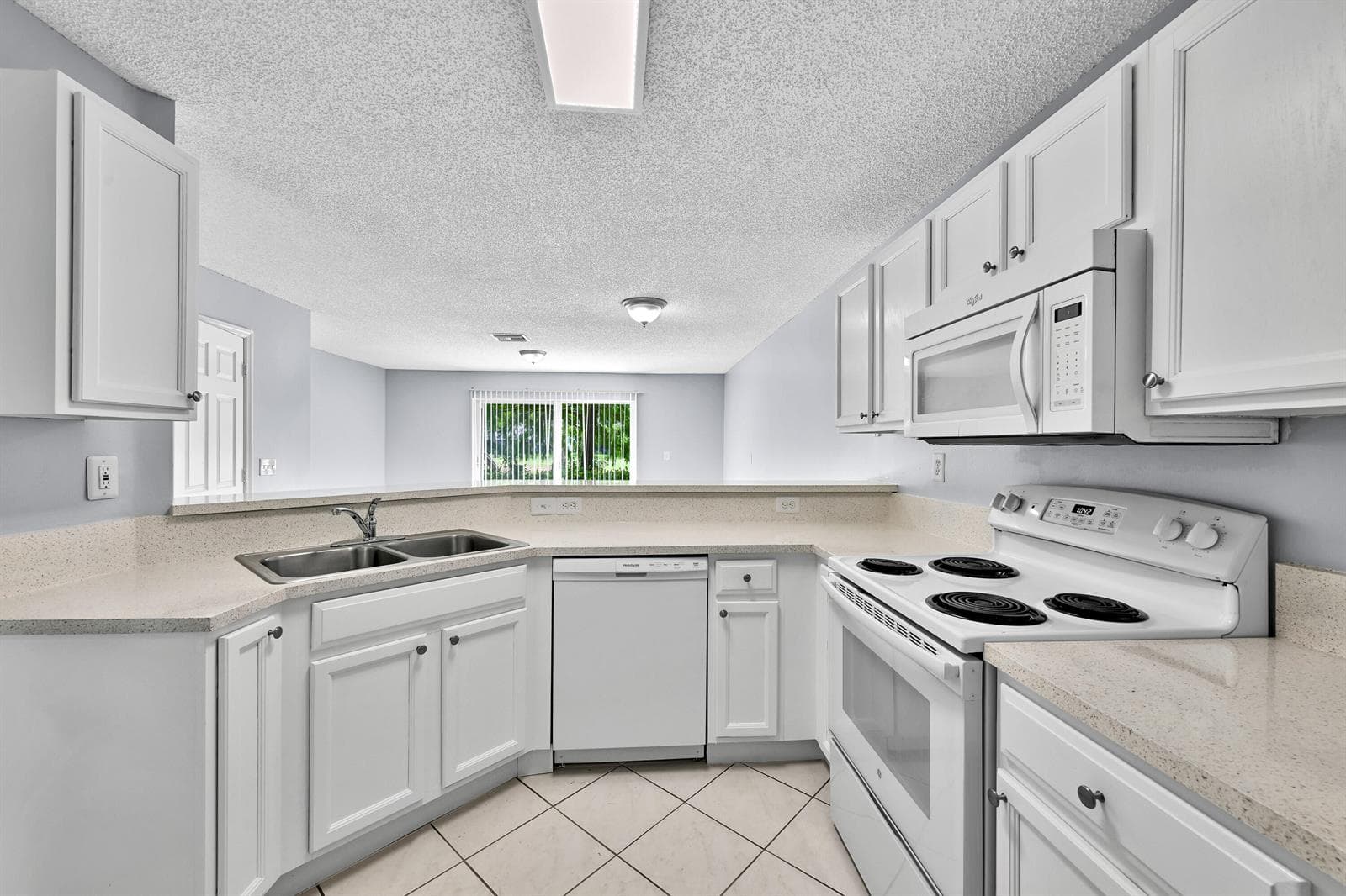 8658 S SOUTHGATE SHORES Circle, Tamarac, FL 33321 — zdjęcie 3
