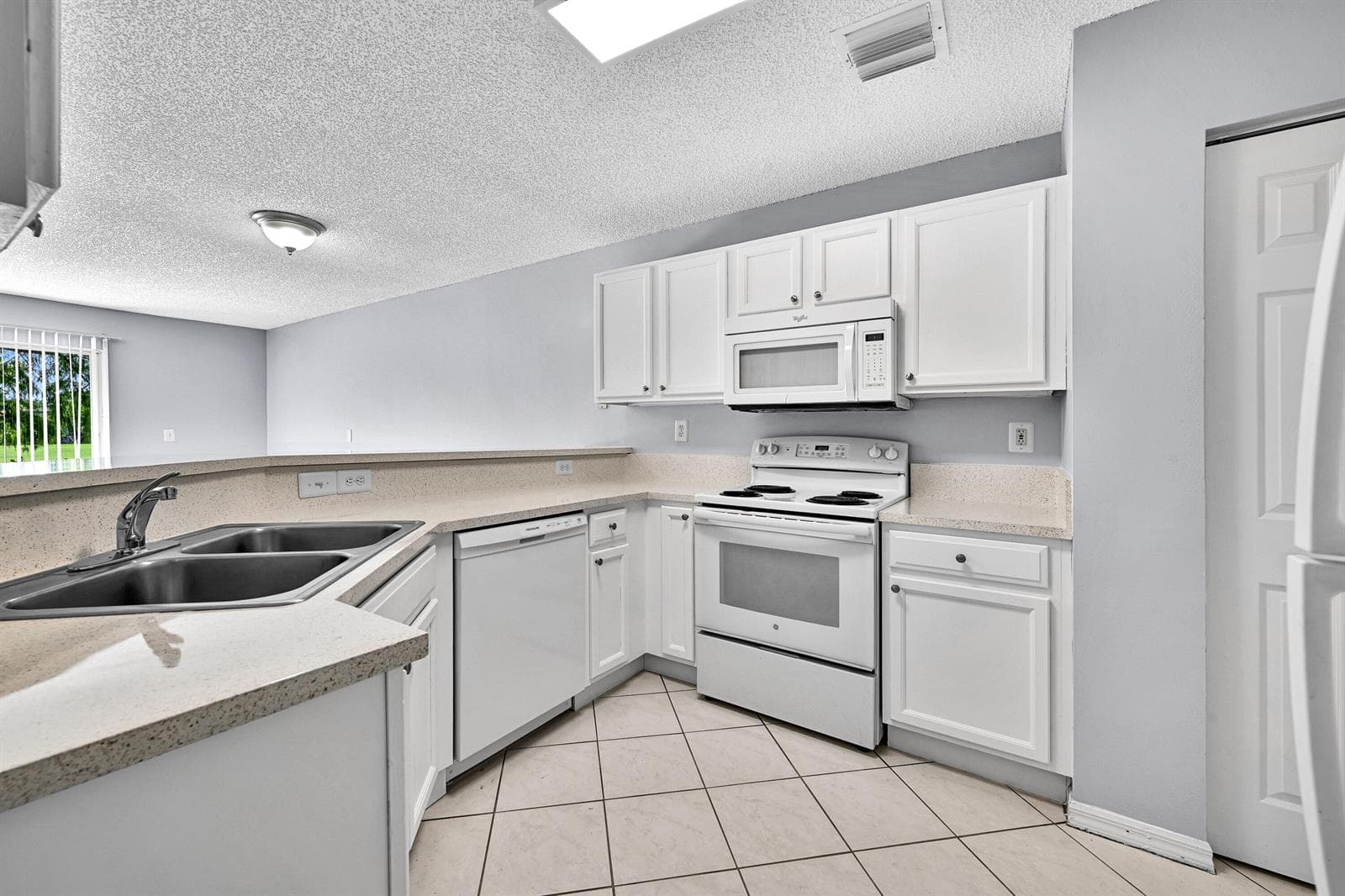 8658 S SOUTHGATE SHORES Circle, Tamarac, FL 33321 — zdjęcie 4