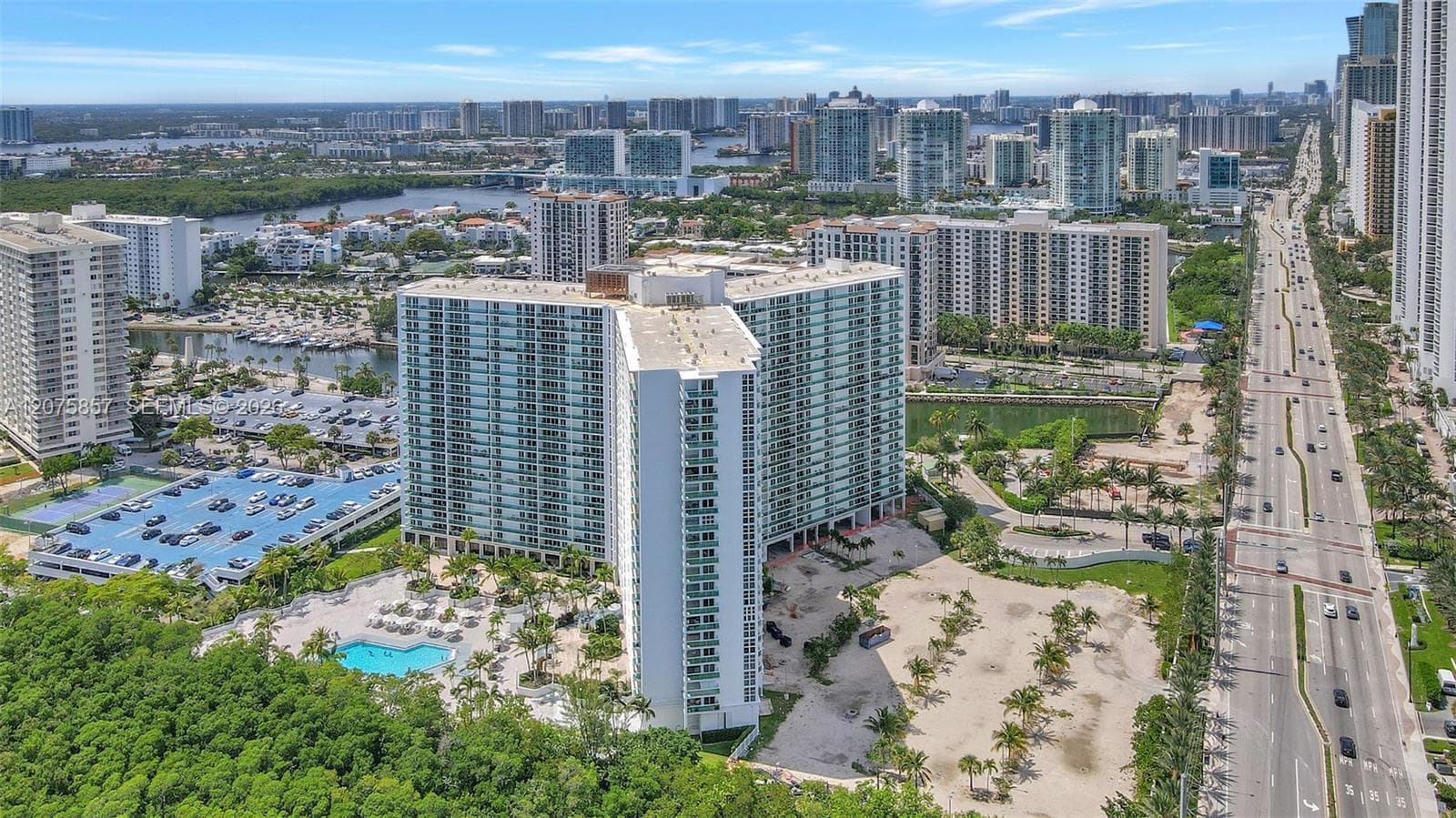 100 Bayview Dr # 502, Sunny Isles Beach, FL 33160 — zdjęcie 2