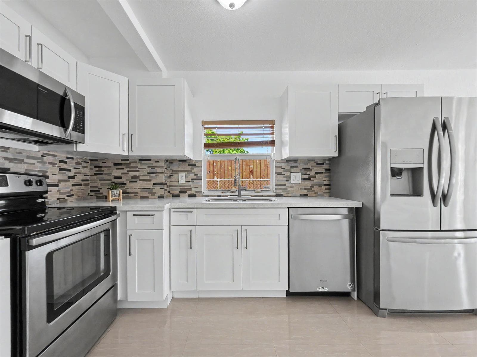 1880 NW 65TH Street, Miami, FL 33147 — zdjęcie 5