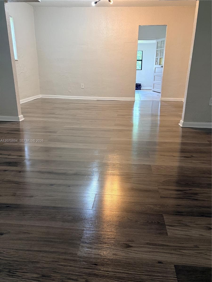 1927 NW 64th St, Miami, FL 33147 — zdjęcie 3