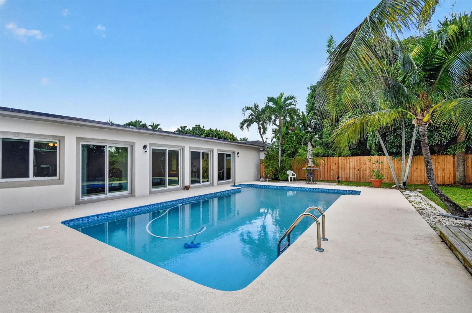 111 VASSAR Drive, FL 33460 — zdjęcie 2