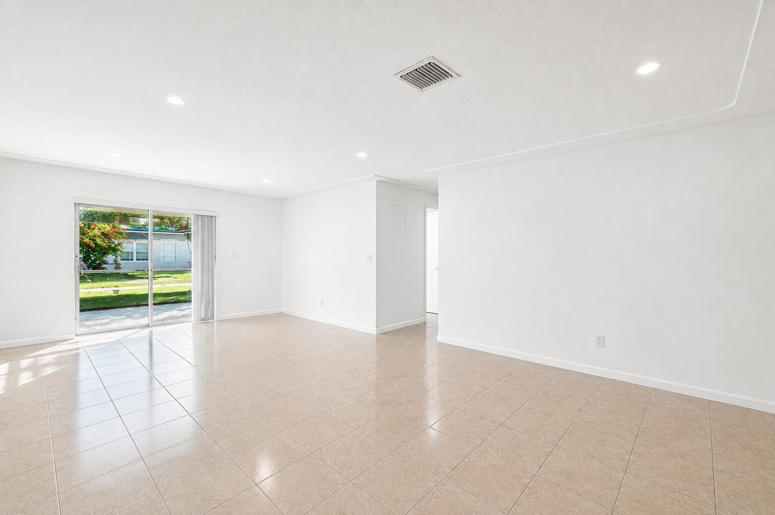 330 W 22ND Court, Riviera Beach, FL 33404 — zdjęcie 2