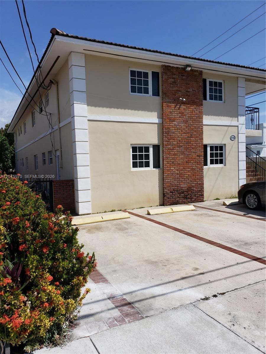 2725 SW 25th St # 3, Miami, FL 33133