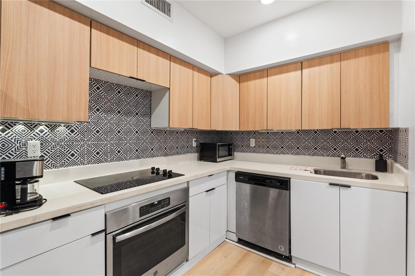 810 7th St # 102, Miami Beach, FL 33139