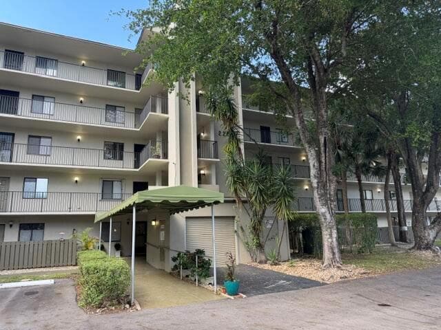 2209 S CYPRESS BEND Drive # 104, Pompano Beach, FL 33069