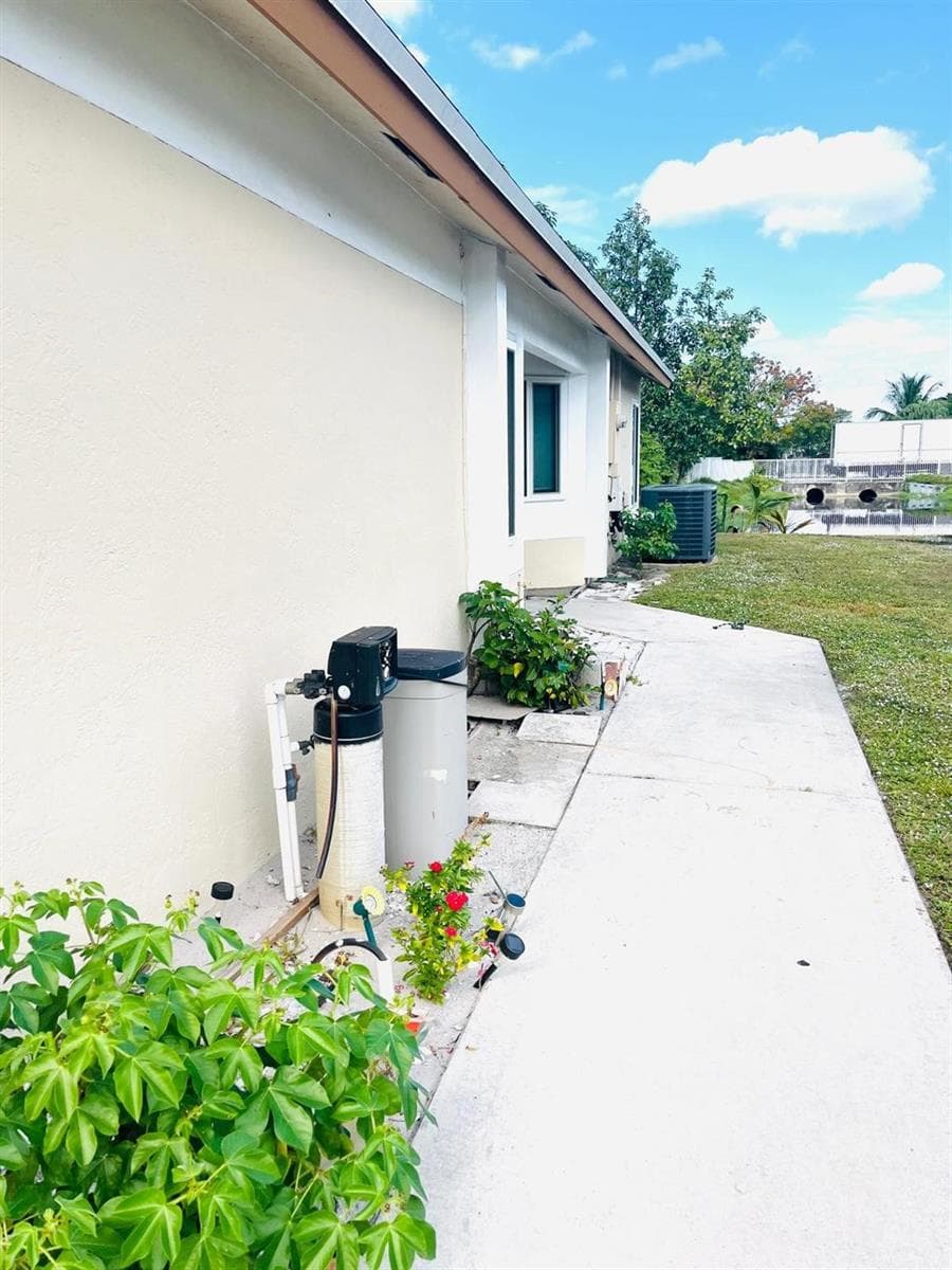 838 E PALM RUN Drive, North Lauderdale, FL 33068 — zdjęcie 2