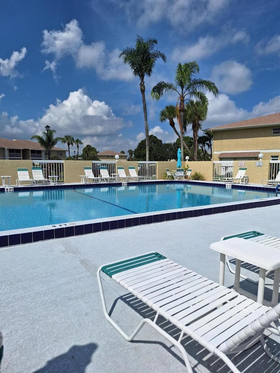 1535 SE ROYAL GREEN Circle # D102, Port St. Lucie, FL 34952 — zdjęcie 2