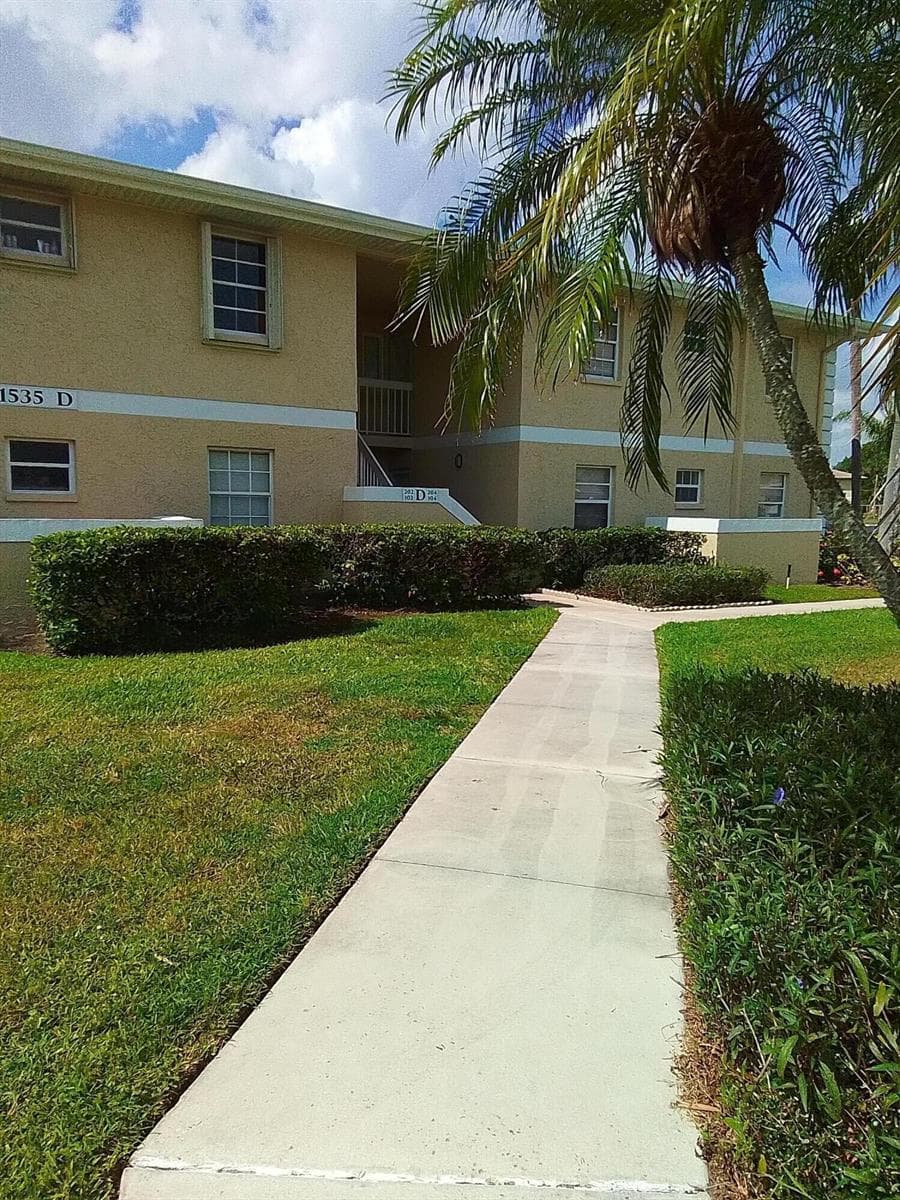 1535 SE ROYAL GREEN Circle # D102, Port St. Lucie, FL 34952