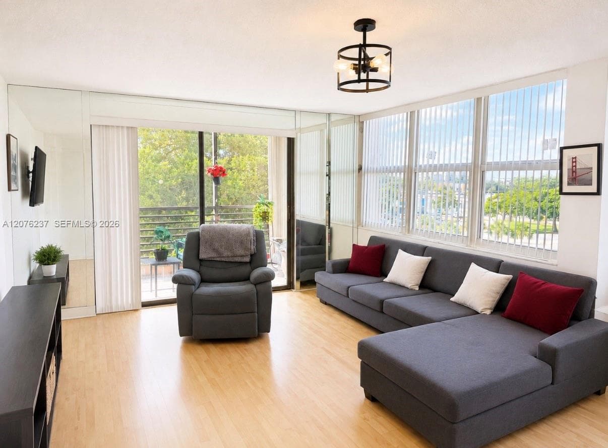 1100 Saint Charles Pl # 504, Pembroke Pines, FL 33026 — zdjęcie 2