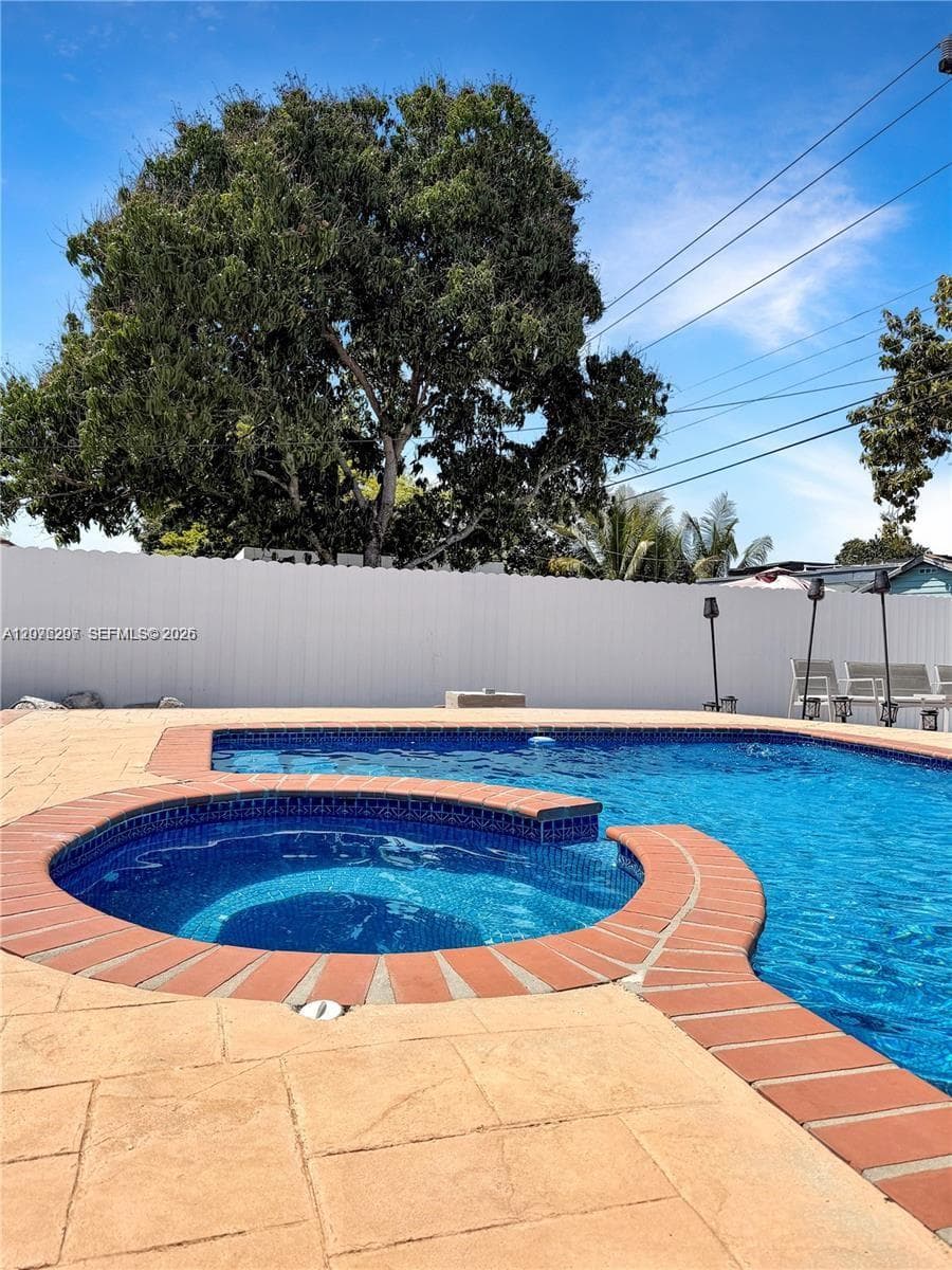 233 W 39th Pl, Hialeah, FL 33012 — zdjęcie 2