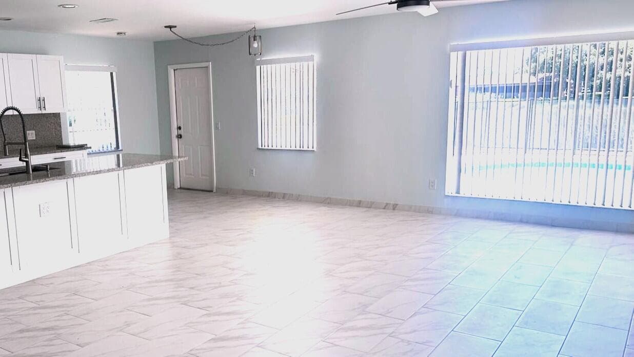 8102 PIONEER Road, Royal Palm Beach, FL 33411 — zdjęcie 3