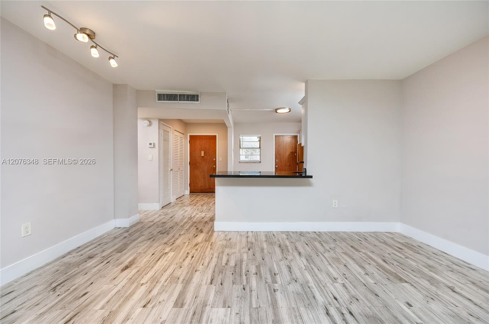 1690 NE 191st St # 115-1, Miami, FL 33179 — zdjęcie 2