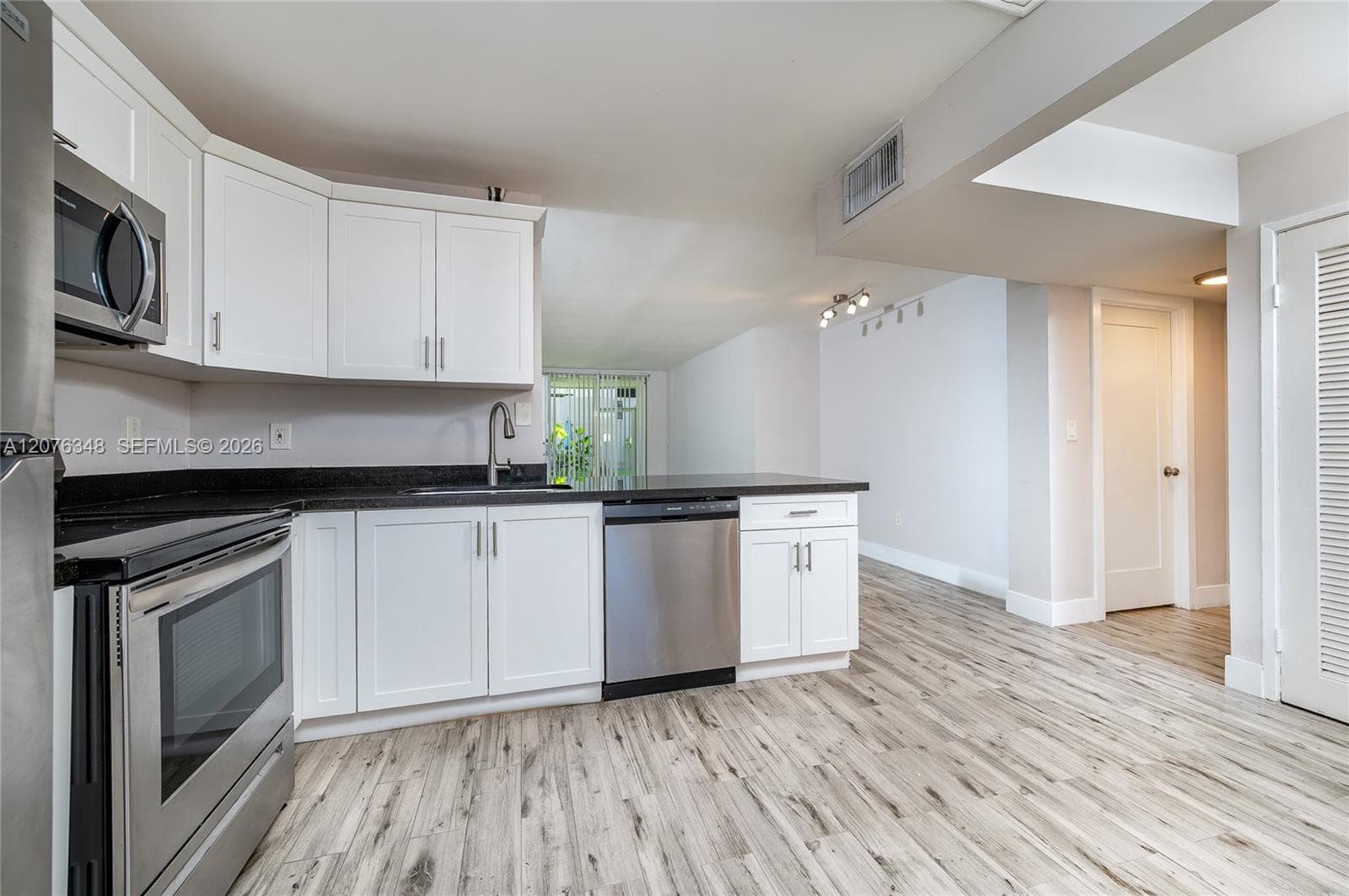 1690 NE 191st St # 115-1, Miami, FL 33179 — zdjęcie 3
