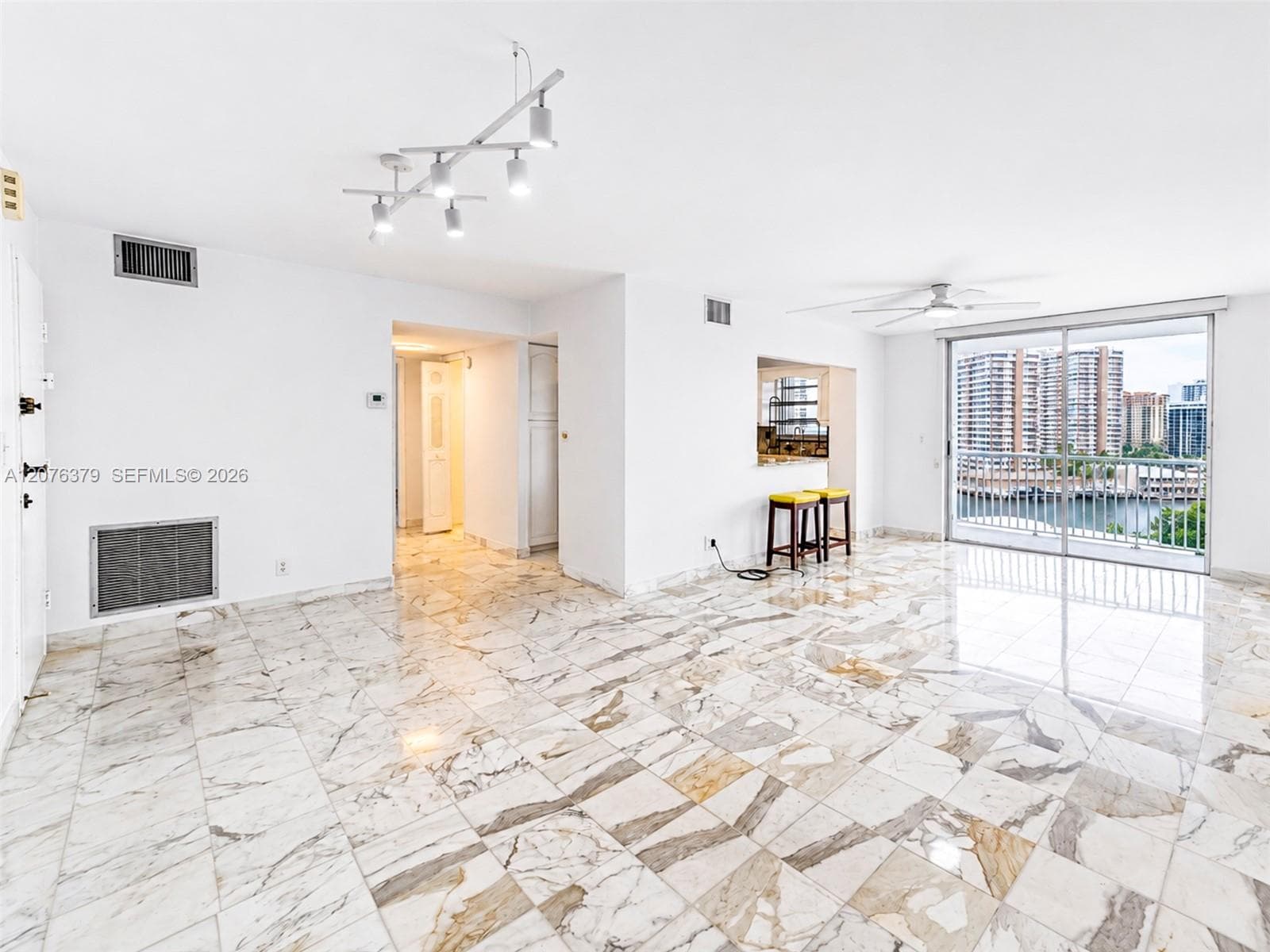 137 Golden Isles Dr # 804, Hallandale Beach, FL 33009 — zdjęcie 4