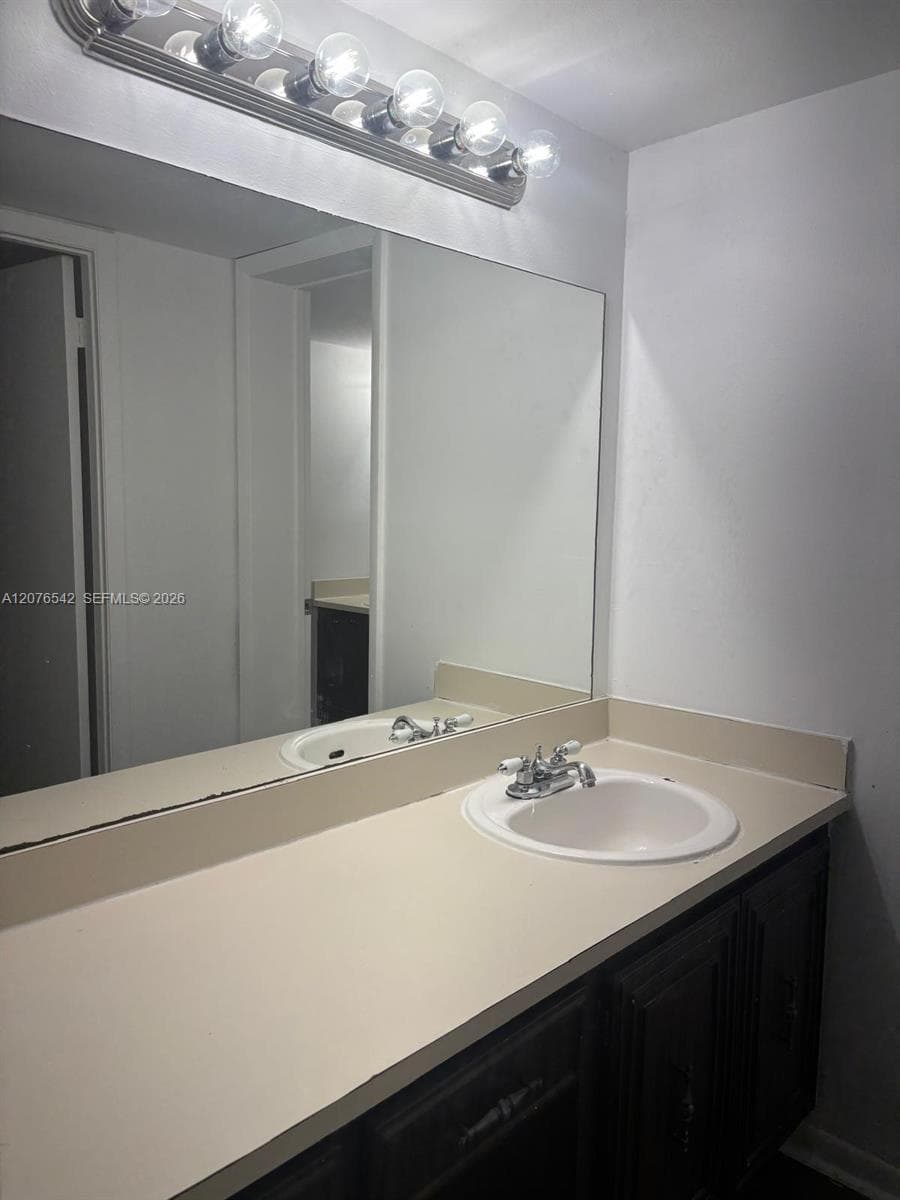 486 NW 165th St Rd # B-308, Miami, FL 33169 — zdjęcie 3