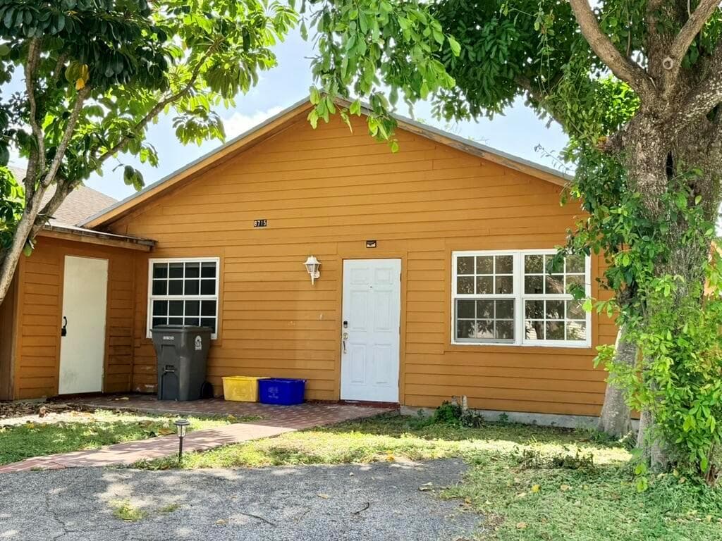 8715 PLUTO Terrace, West Palm Beach, FL 33403