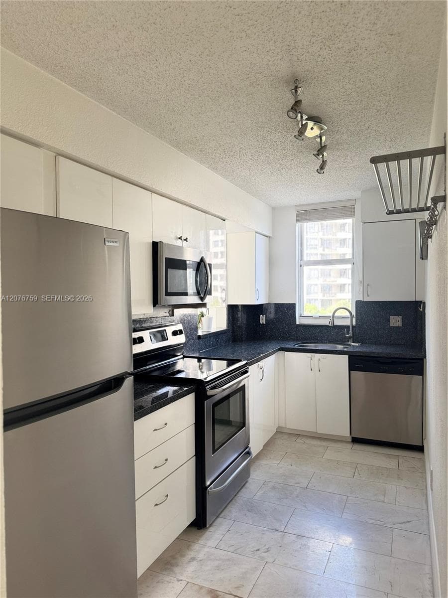 770 CLAUGHTON ISLAND DR # 601, Miami, FL 33131 — zdjęcie 3