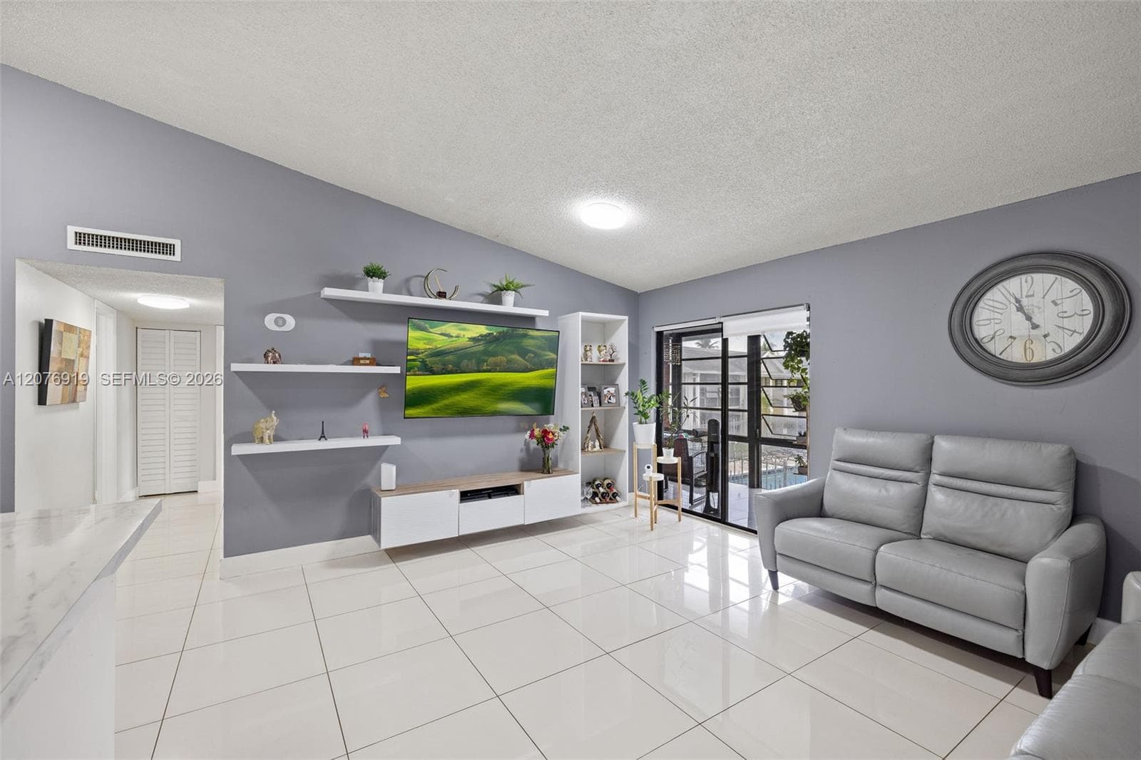 827 NE 199th St # 206, Miami, FL 33179 — zdjęcie 2