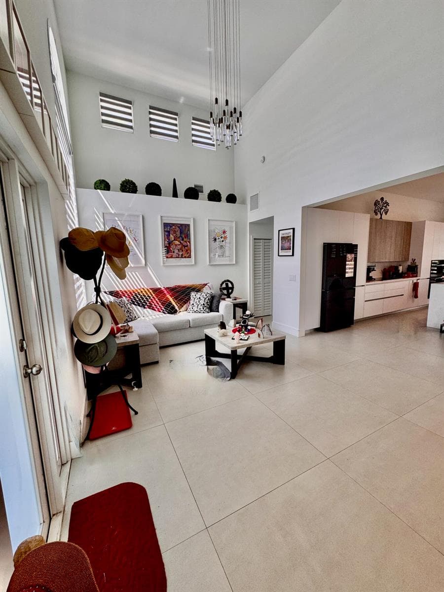 1081 WILSHIRE Circle E, Pembroke Pines, FL 33027 — zdjęcie 2