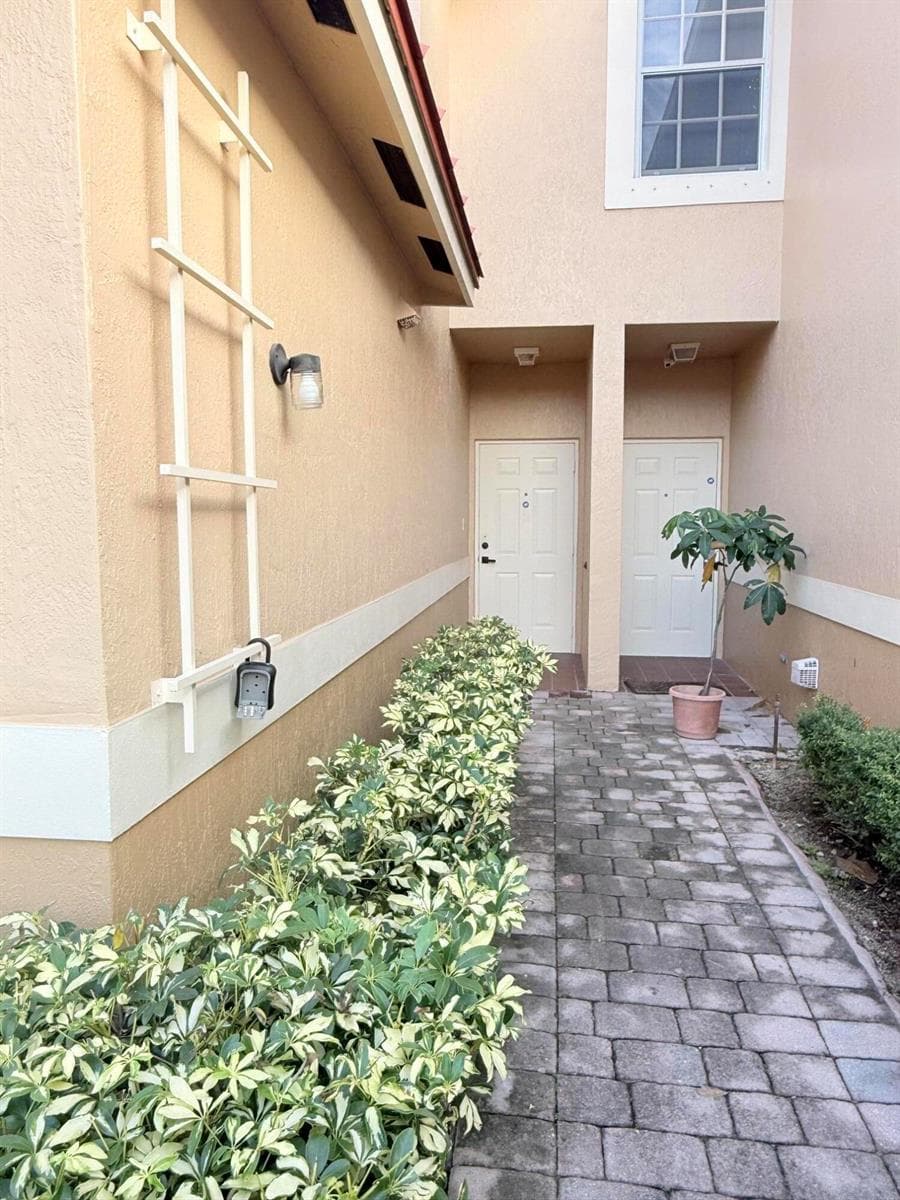 4167 CRYSTAL LAKE Drive, Deerfield Beach, FL 33064 — zdjęcie 3