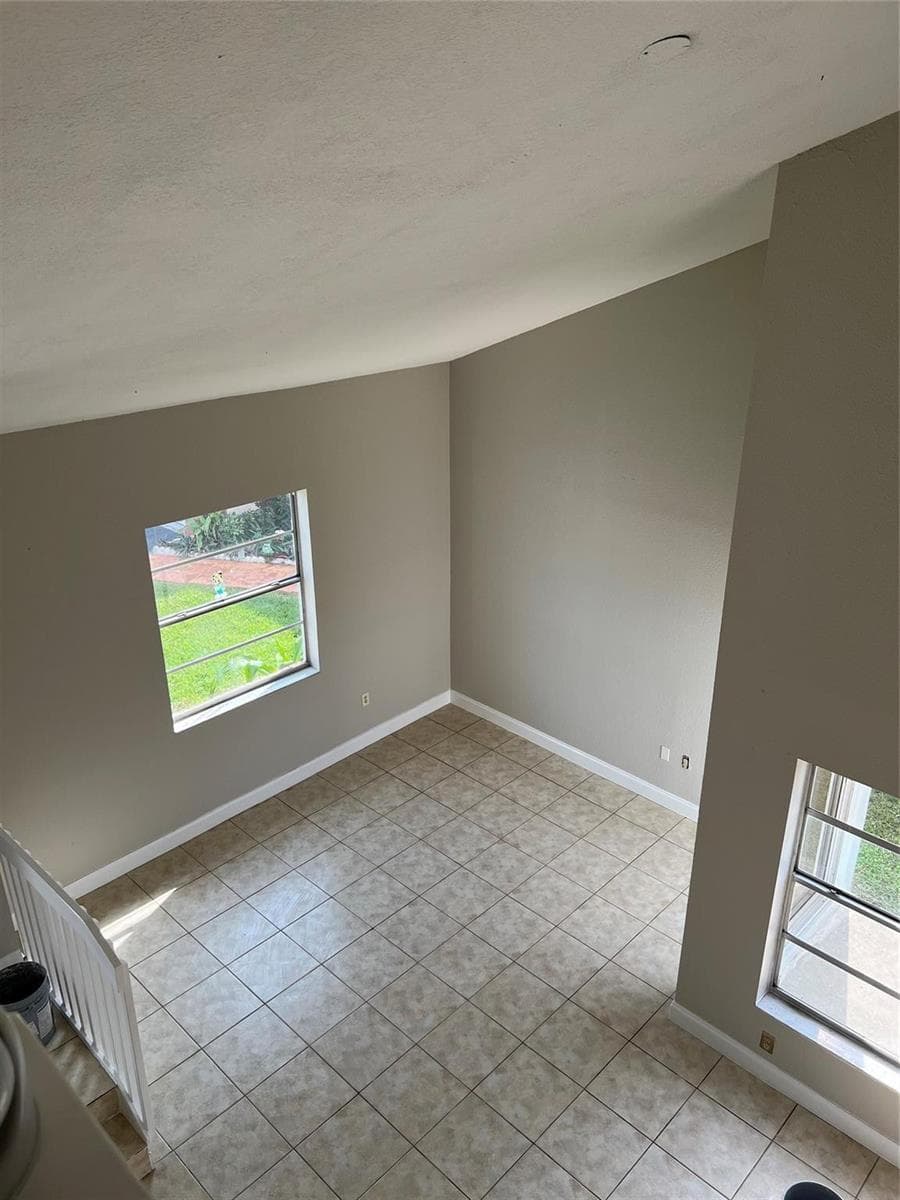 8265 NW 192nd Terrace, Hialeah, FL 33015 — zdjęcie 2