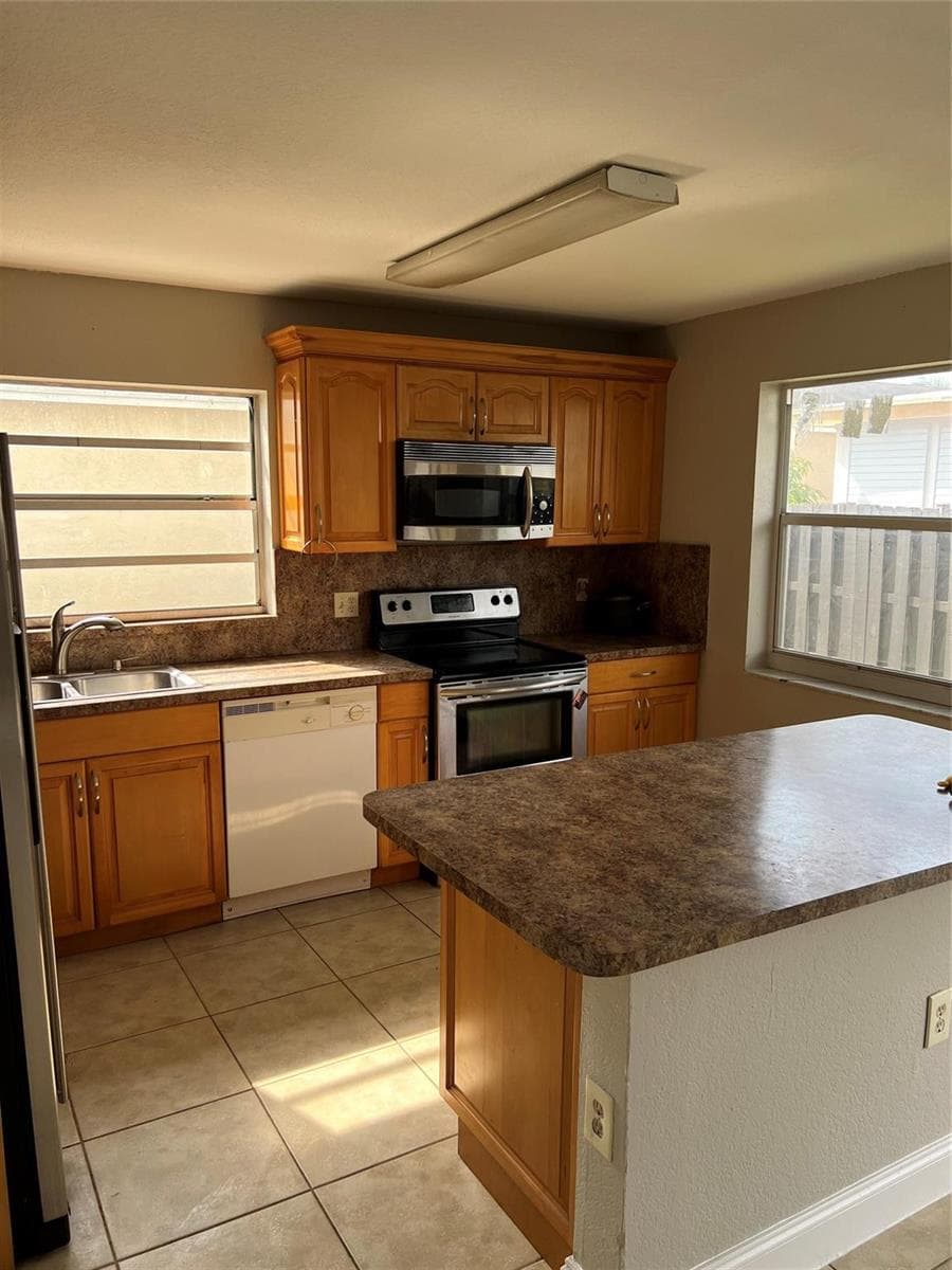 8265 NW 192nd Terrace, Hialeah, FL 33015 — zdjęcie 3