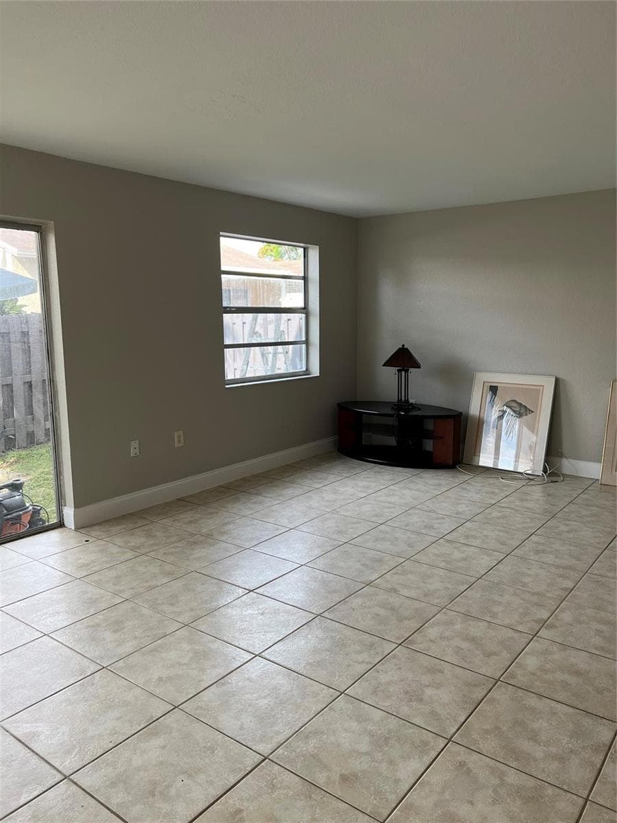 8265 NW 192nd Terrace, Hialeah, FL 33015 — zdjęcie 5