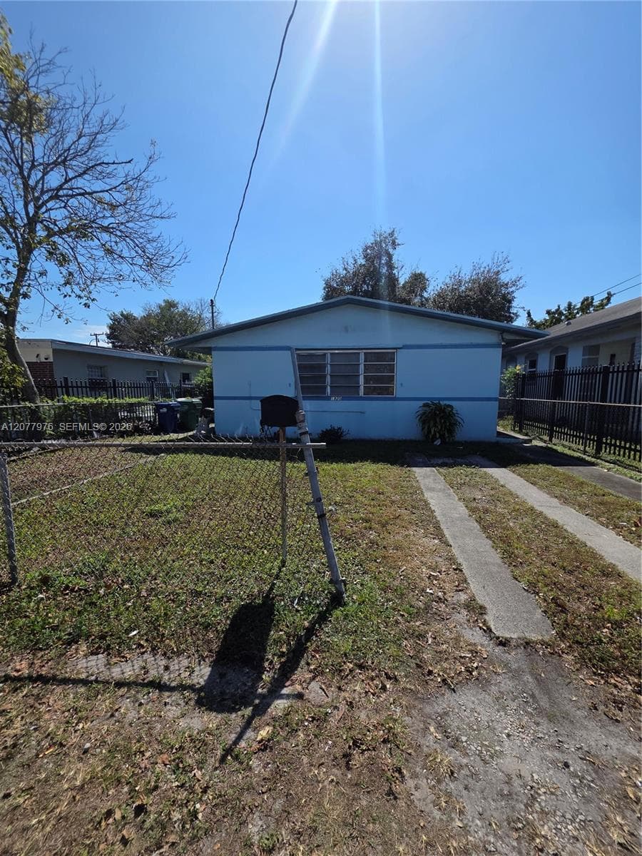 1820 NW 69th St, Miami, FL 33147 — zdjęcie 2