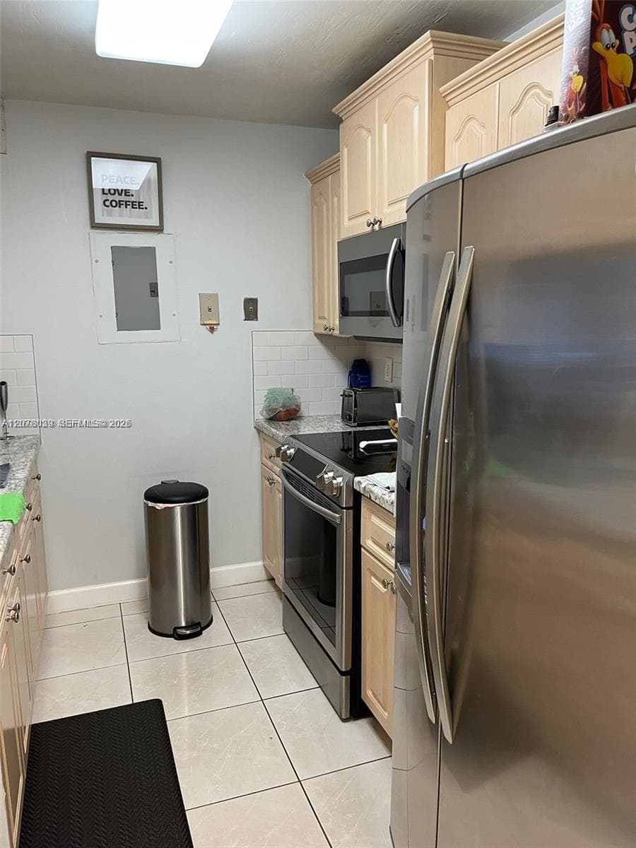 10135 NW 9th St Cir # 5-208, Miami, FL 33172 — zdjęcie 5