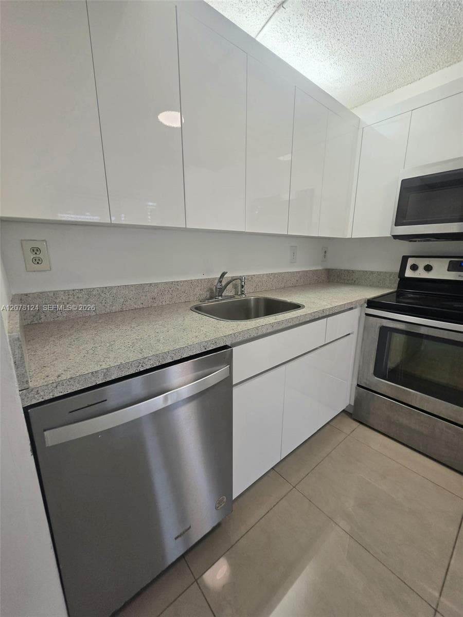 20105 NE 3rd Ct # 6, Miami, FL 33179 — zdjęcie 2