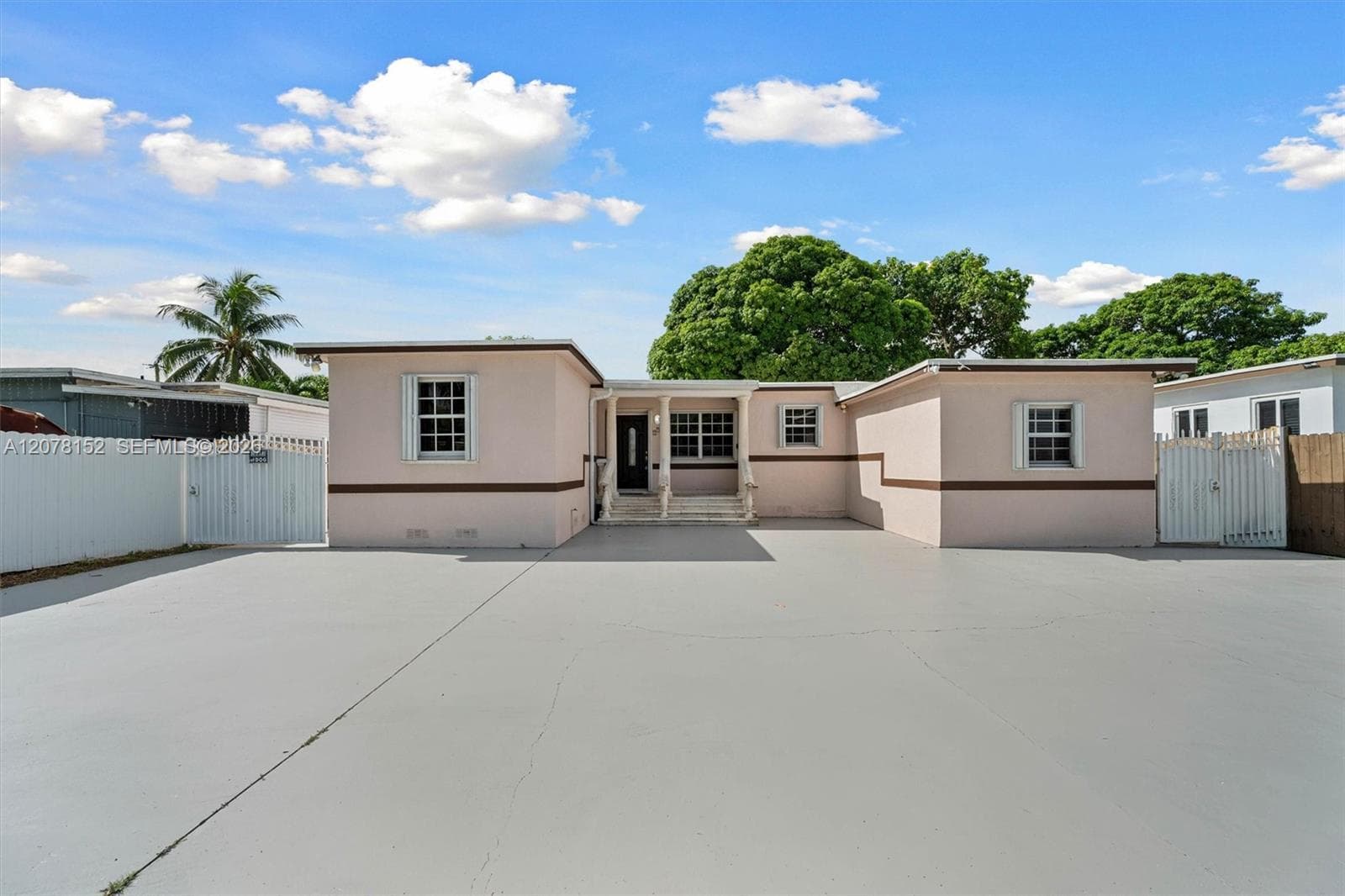 292 E 55th St, Hialeah, FL 33013 — zdjęcie 2