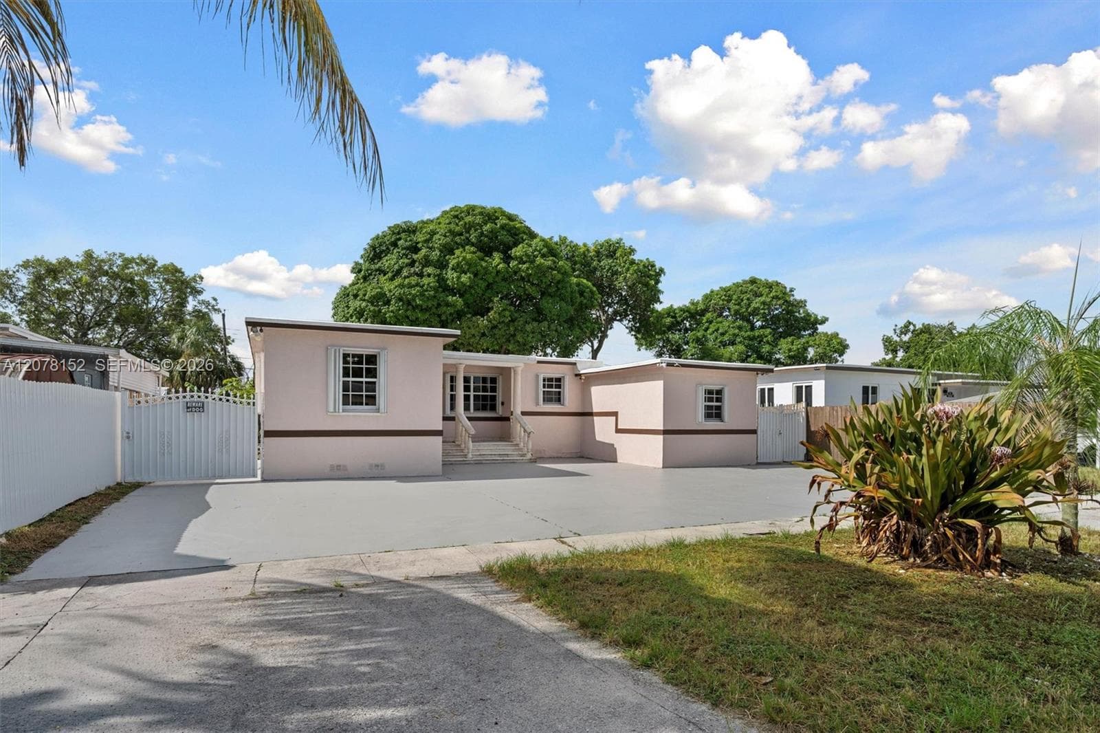 292 E 55th St, Hialeah, FL 33013