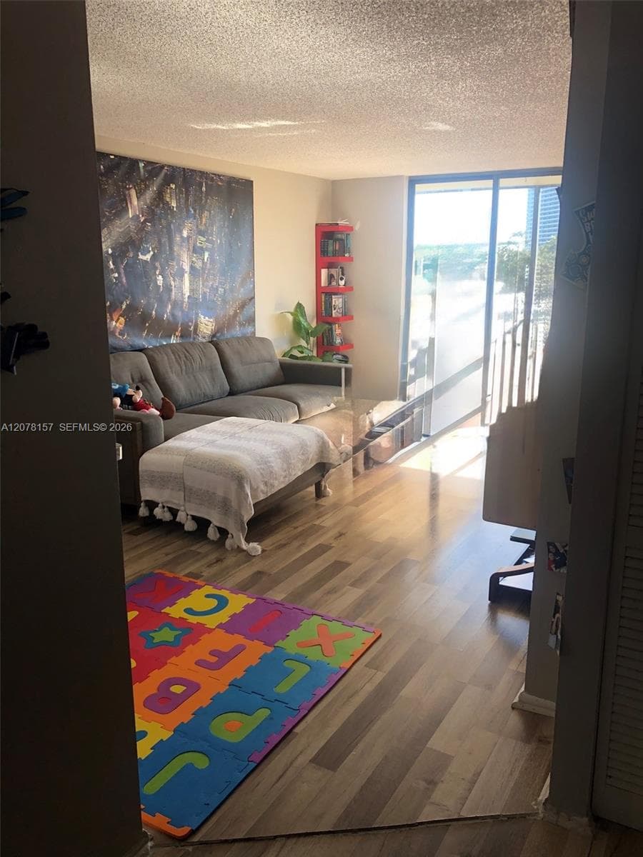 16851 NE 23rd Ave # B402, North Miami Beach, FL 33160 — zdjęcie 2