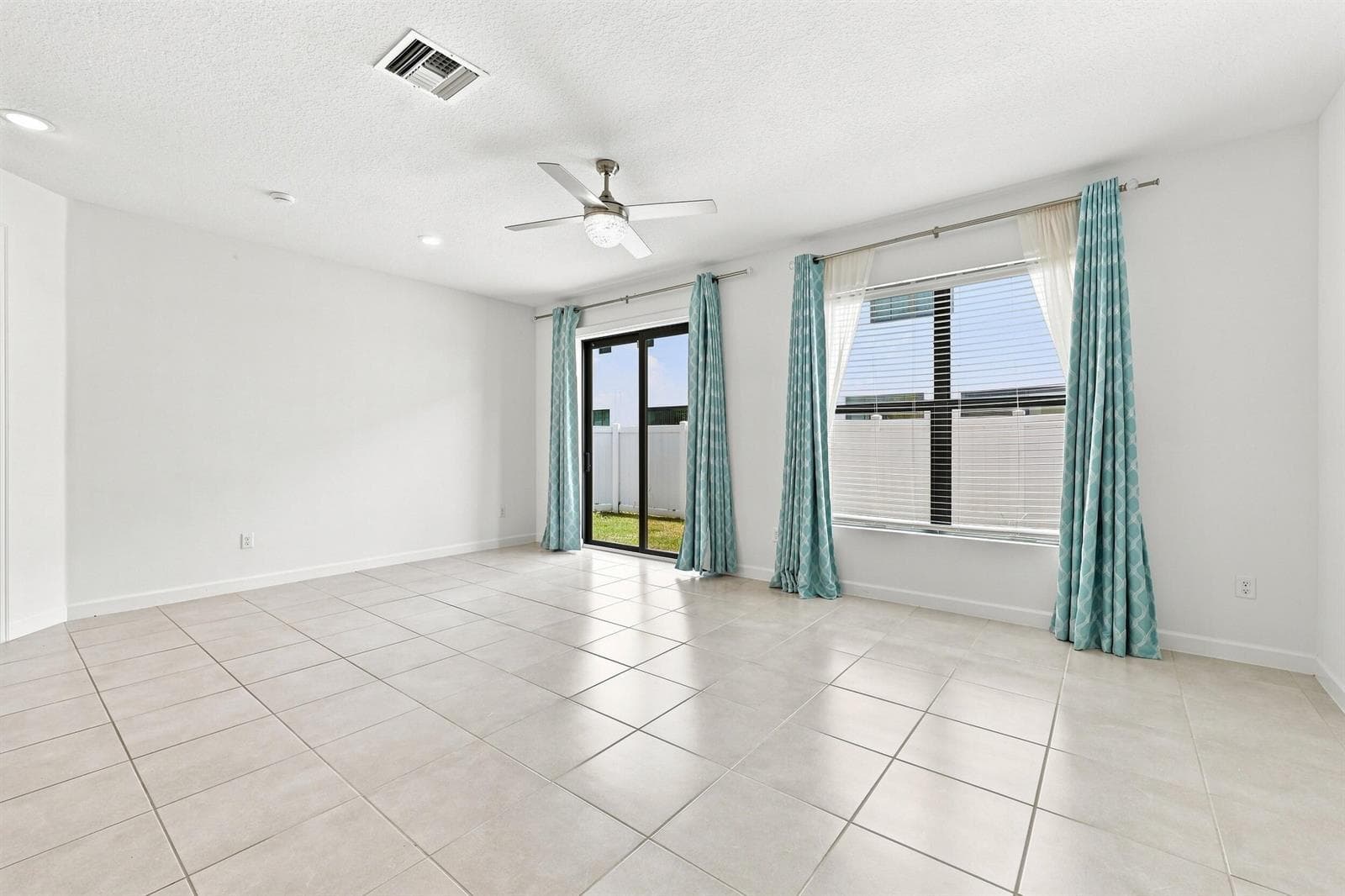2011 Tamarind Drive, Riviera Beach, FL 33410 — zdjęcie 5