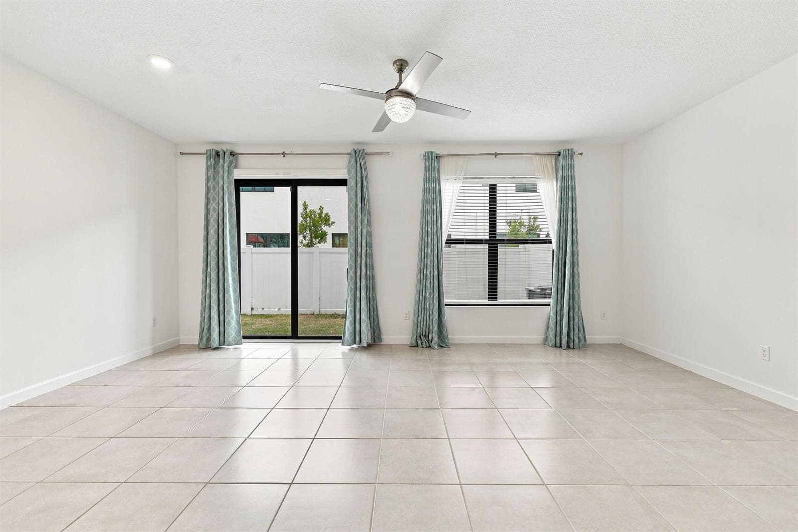 2011 Tamarind Drive, Riviera Beach, FL 33410 — zdjęcie 4