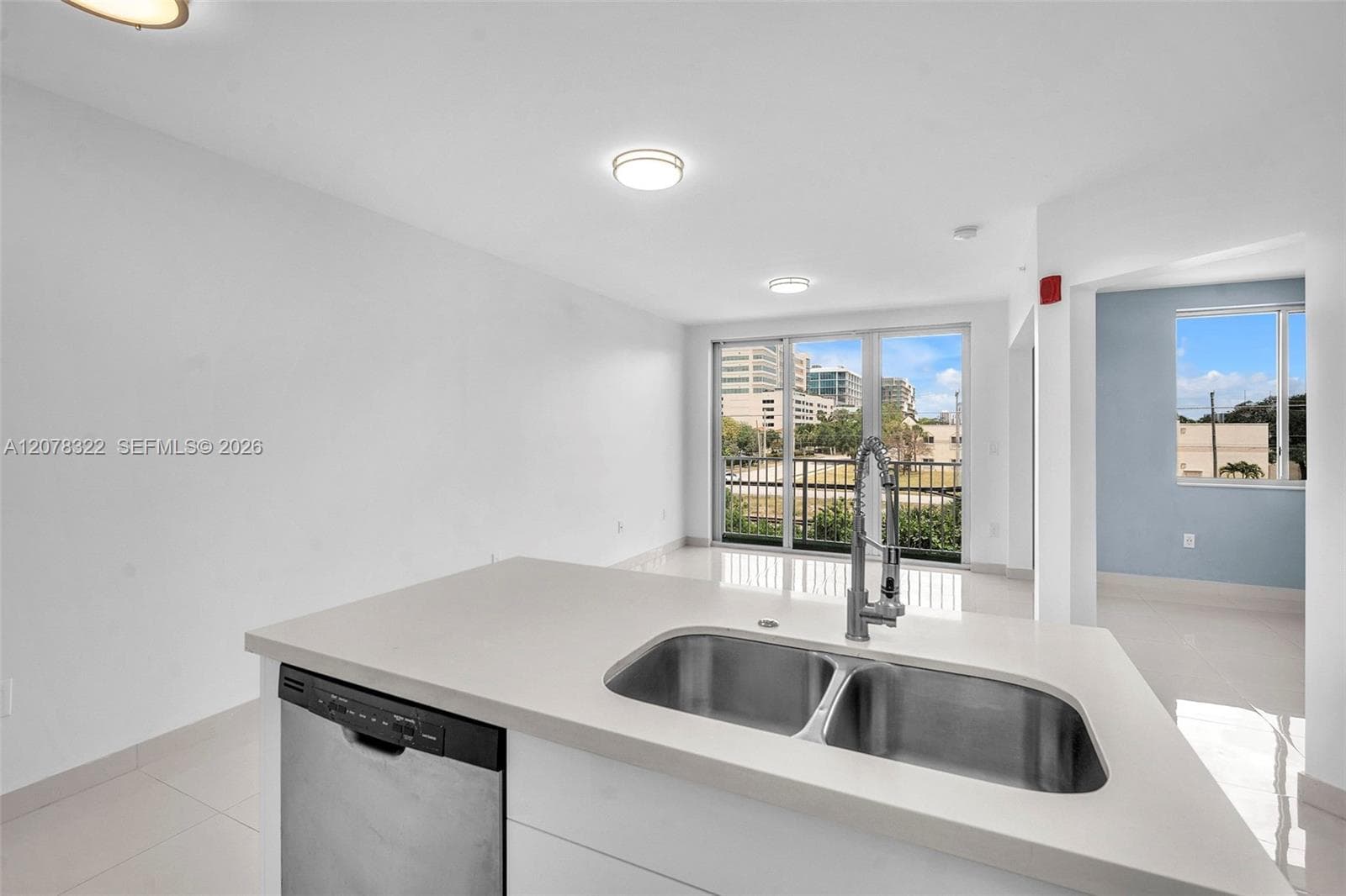 2651 NE 212th Ter # 301, Miami, FL 33180 — zdjęcie 2