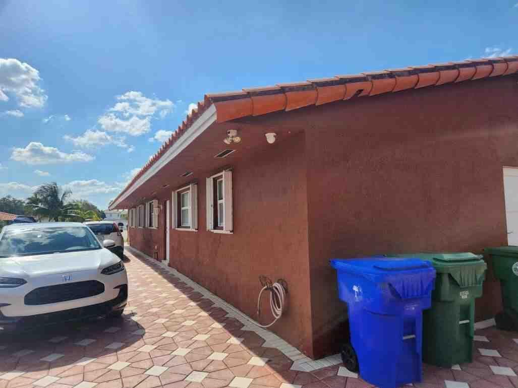 1195 NW 30TH Place, Miami, FL 33125 — zdjęcie 2