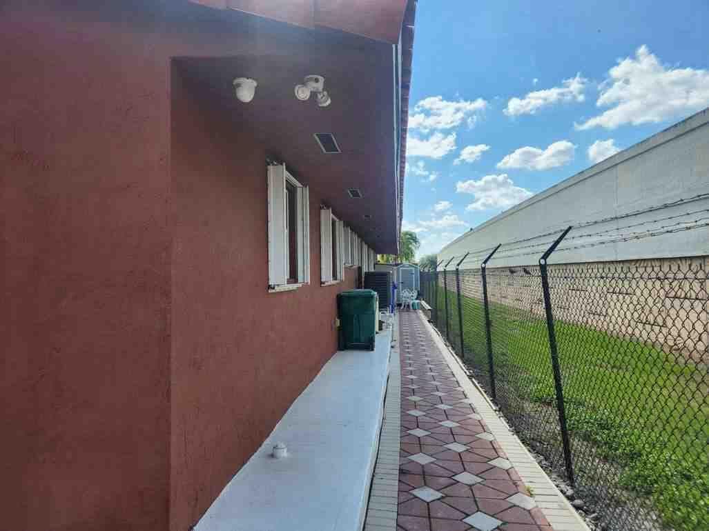 1195 NW 30TH Place, Miami, FL 33125 — zdjęcie 5
