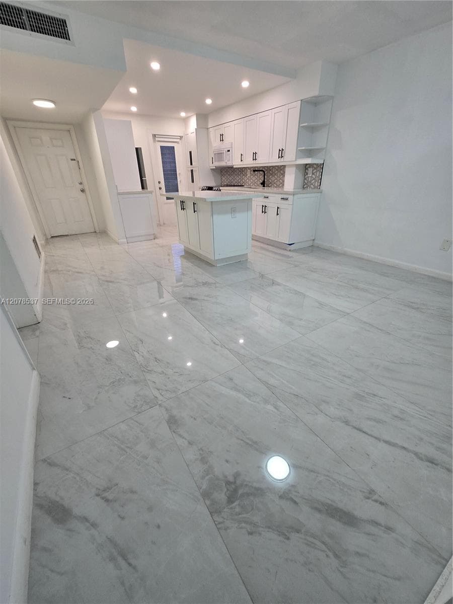 1550 NE 191st St # 105-B, Miami, FL 33179 — zdjęcie 3