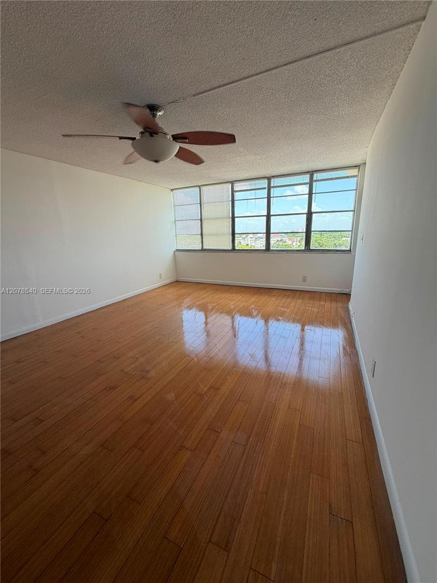 2025 NE 164th St # 1015, North Miami Beach, FL 33162 — zdjęcie 2