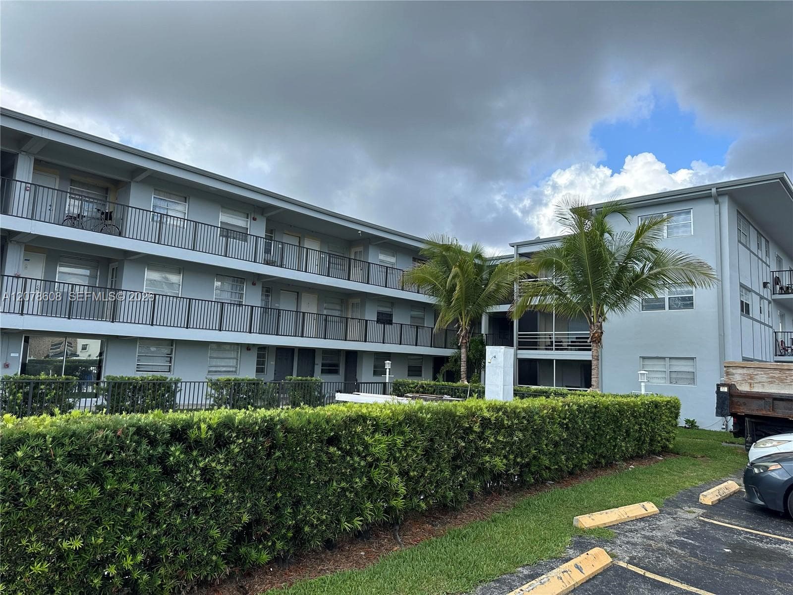1100 NE 1st Ct # 102, Hallandale Beach, FL 33009